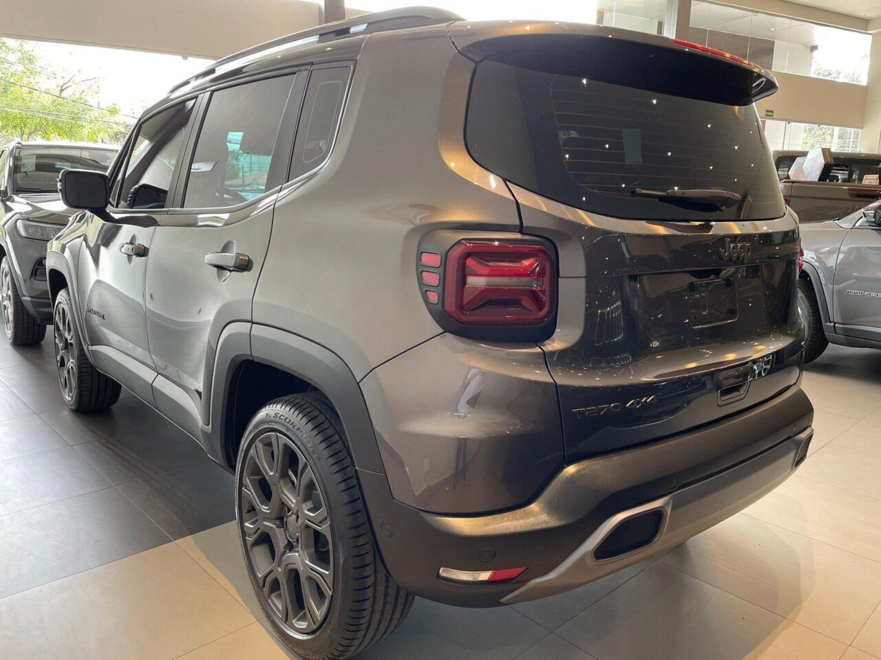 jeep renegade 1.3 t270 turbo flex s 4x4 at9 wmimagem20101612324 O Jeep Renegade 2024 ganhou uma nova configuração de entrada, chamada apenas de 1.3 turbo, que custa R$ 125.990. Este preço é semelhante ao da versão mais barata do Chevrolet Tracker, que começa em R$ 127.690. Além disso, o Renegade 1.3 turbo ficou mais barato que o Volkswagen Nivus (R$ 127.390) e próximo aos modelos top de linha do Fiat Pulse. Embora tenha sido um dos SUVs mais vendidos até 2021, o Renegade perdeu bastante espaço no mercado e está sendo ameaçado no acumulado do ano pelo Pulse.