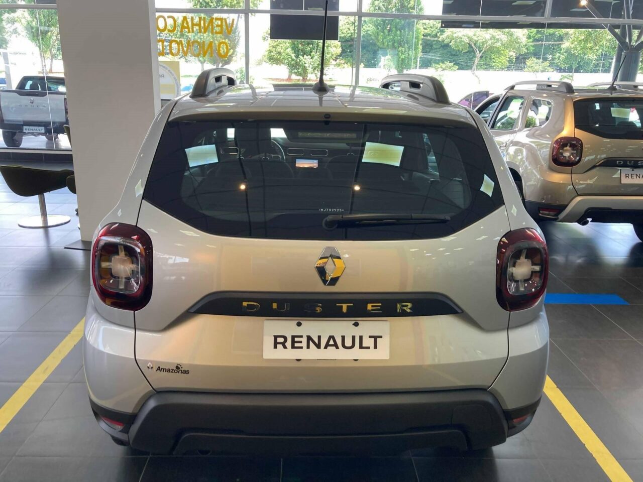 renault duster 1.6 16v sce flex intense xtronic wmimagem19253069714 O Renault Duster PcD continua com descontos bem generosos no mês de maio de 2023. As pessoas com deficiência aptas a comprar um veículo 0 km com isenção de tributos, se optarem em adquirir financiado pelo Banco Renault, a marca está oferecendo ás três primeiras revisões gratuitas. O modelo traz como seus principais destaques o amplo espaço no seu interior e o porta-malas de 475 litros, uma dos maiores da categoria.