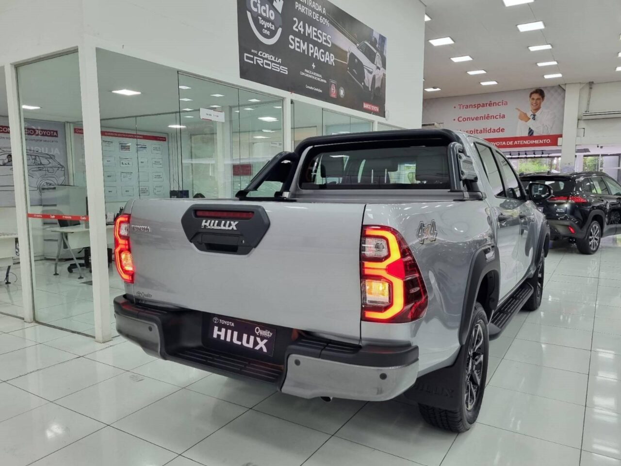 toyota hilux 2.8 d4d turbo diesel cd conquest 4x4 automatico wmimagem09084472215 A Toyota Hilux Conquest 2024 já está disponível nas concessionárias da marca em todo o Brasil. Esta versão se destaca por suas características visuais distintas em comparação às outras variantes do caminhonete. Possui um santantônio personalizado com o nome Conquest, um separador de cargas exclusivas, iluminação decorativa nos painéis de porta e um interior preto exclusivo. As maçanetas e os retrovisores são sempre na cor preta.