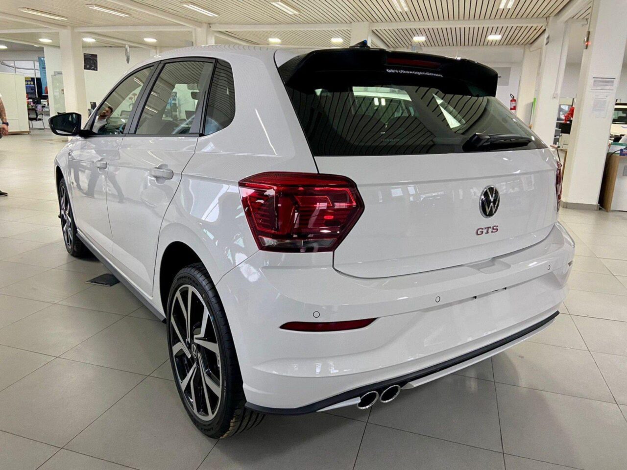 volkswagen polo 1.4 250 tsi gts automatico wmimagem16264827648 O Volkswagen Polo PcD 2024 está disponível nas concessionárias da marca em todo o Brasil, com foco na venda direta para pessoas com deficiência (PcD) que estão qualificadas para adquirir um carro novo com isenção de impostos. Durante o mês de maio, uma campanha especial permite que essa categoria compre o veículo com um desconto significativo de R$ 23.090.