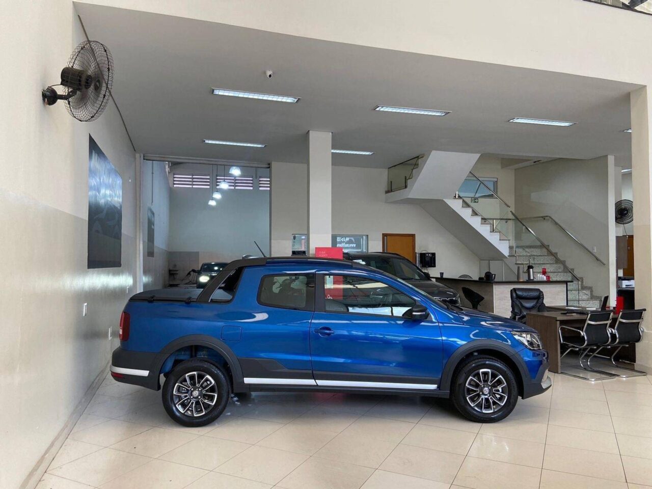 volkswagen saveiro 1.6 cross cd 16v flex 2p manual wmimagem11273674630 A caminhonete oferece uma opção mais acessível em comparação com picapes maiores, proporcionando praticidade e capacidade de carga para uma variedade de necessidades