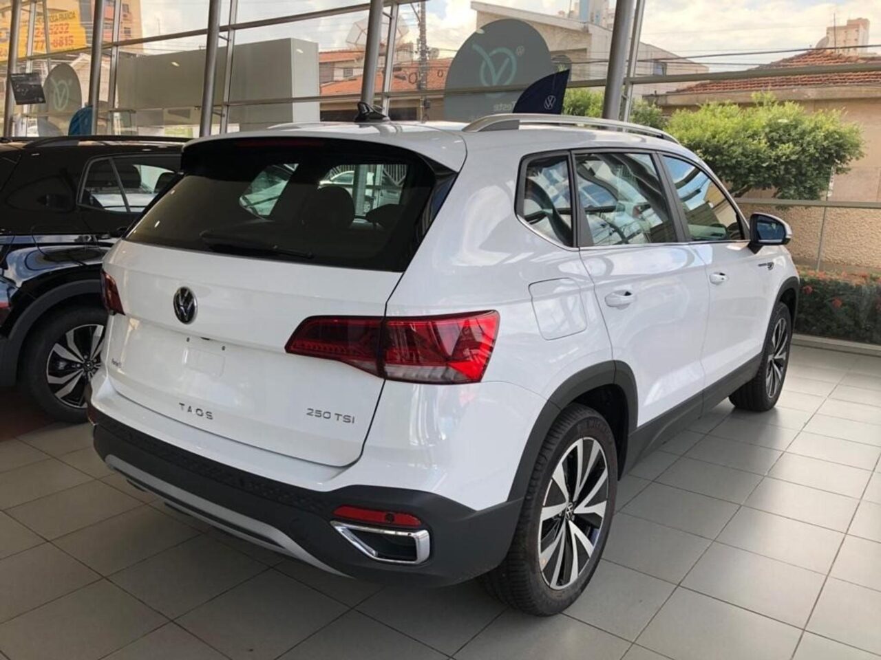 volkswagen taos 1.4 250 tsi total flex highline automatico wmimagem15070753213 Ele se destaca dos concorrentes principalmente devido ao seu amplo espaço interno, que é indiscutivelmente o melhor da categoria. Além disso, o carro apresenta um acabamento de alta qualidade, com revestimentos bem-feitos e peças perfeitamente encaixadas