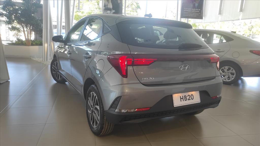 96851496 56e3 49a5 abb2 d56b591b212c20221121133152 O Hyundai HB20 2024 apresenta uma personalidade arrojada e dinâmica, ao mesmo tempo em que proporciona um nível ainda maior de conforto e conveniência. Seu design foi aprimorado, ganhando uma aparência mais elegante e sofisticada, complementada por tecnologias inovadoras que elevam o nível de segurança e conforto oferecidos. Uma das opções disponíveis é o HB20 Sense, que oferece uma variedade abrangente de recursos. Além disso, o preço estimado para esse modelo é de R$ 82.290.