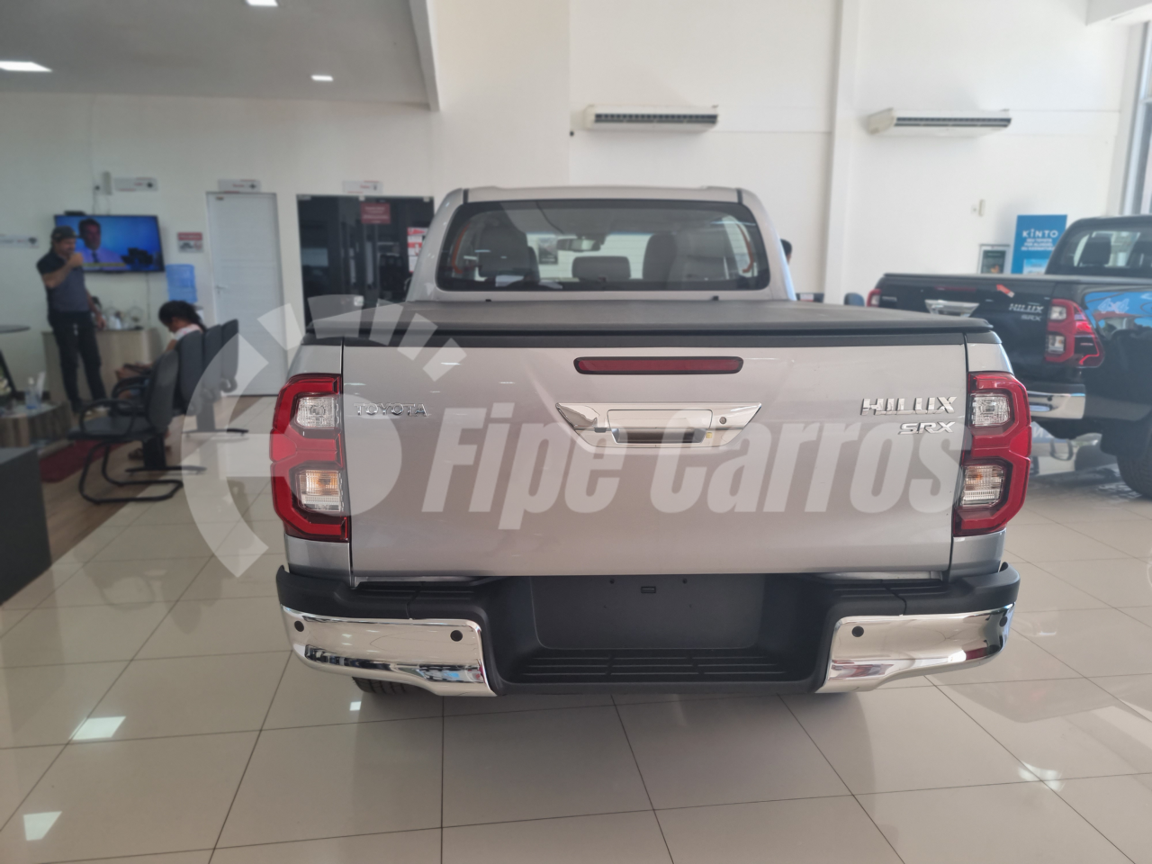 carros26 A partir de agora, é possível adquirir uma Toyota Hilux 2024 nas diversas concessionárias em todo o país. É importante ressaltar que o seu design permanece inalterado. No entanto, uma grande novidade é a incorporação de uma central multimídia de nove polegadas, que traz consigo a praticidade da conectividade sem fio com Apple Carplay e Android Auto.