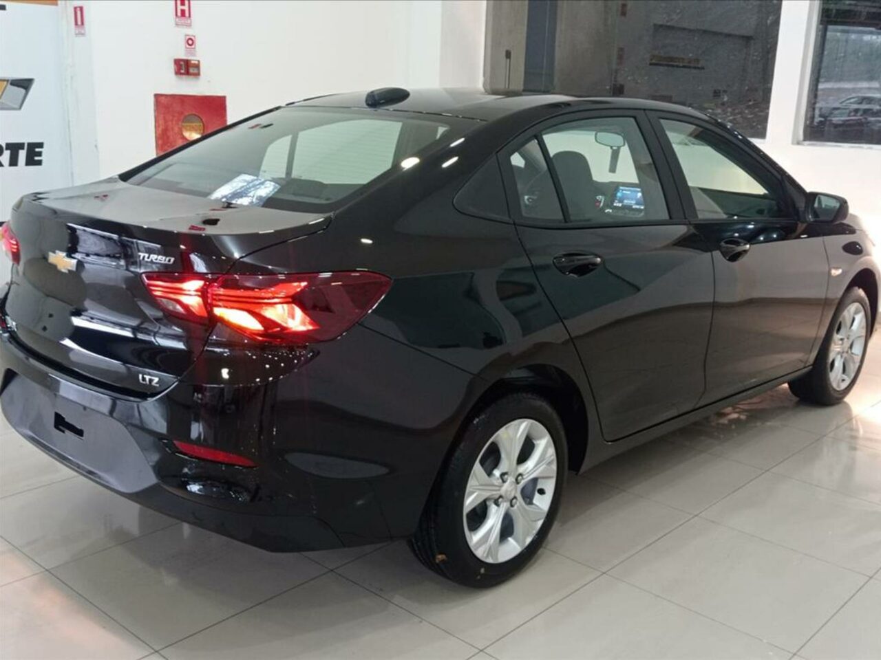 chevrolet onix 1.0 turbo flex plus ltz automatico wmimagem17482382867 O Chevrolet Onix Plus é uma das melhores opções do mercado nacional em termos de custo-benefício. Além disso, possui um design moderno e atraente, com linhas fluidas e detalhes esportivos. O Onix Plus oferece duas opções de motorização, sendo uma delas o motor 1.0 aspirado de três cilindros. Esse motor é sempre combinado com um câmbio manual de seis marchas, proporcionando uma potência de 78 cv com gasolina e um torque de 9,6 kgfm. Com etanol, a potência aumenta para 82 cv e o torque para 10,6 kgf.m.