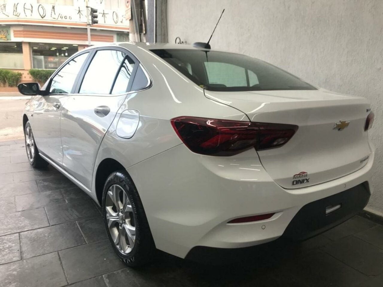 chevrolet onix 1.0 turbo flex plus premier automatico wmimagem12123522482 O Chevrolet Onix Plus, um sedã fabricado no Brasil, recebeu seis opções de acabamento que se enquadram nas medidas avançadas pelo governo federal para beneficiários de veículos com valor de até R$ 120 mil. Essas medidas resultaram em descontos de R$ 6 mil na versão inicial LT 1.0 MT e de R$ 5 mil nas demais configurações oferecidas.