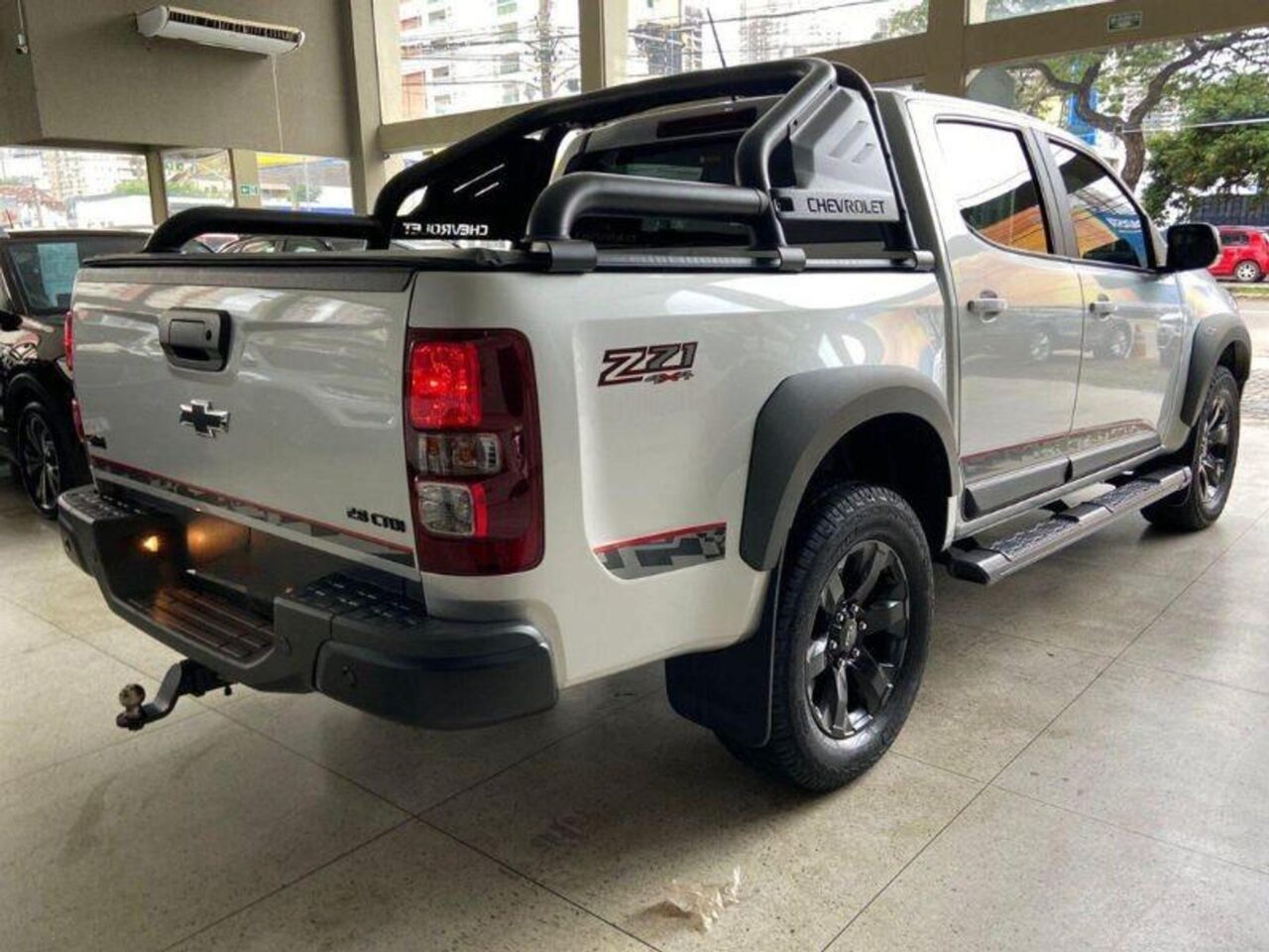 chevrolet s10 2.8 16v turbo diesel z71 cd 4x4 automatico wmimagem21524114968 A Chevrolet S10 Z71 2024 se destaca das demais versões da picape devido à presença de elementos exclusivos. Entre eles, podemos citar um grade frontal diferenciado, os estribos laterais exclusivos, como rodas de 18 polegadas e pintura em preto fosco, além das molduras de paralama. O interior também apresenta detalhes escurecidos e bancos com revestimento premium.