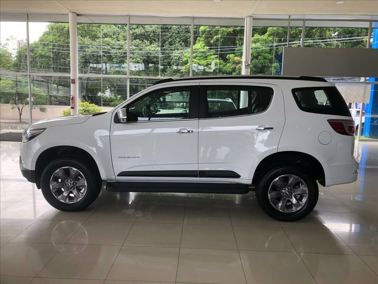 chevrolet trailblazer 2.8 premier 4x4 16v turbo diesel 4p automatico wmimagem10392481635 O Chevrolet Trailblazer possui uma promoção especial disponível para vendas diretas, especificamente em empresários ou proprietários agrícolas devidamente registrados no Cadastro Nacional de Pessoa Jurídica e com Inscrição Estadual Ativa. É fundamental destacar que essa oportunidade exclusiva estará válida até o dia 30 de junho, oferecendo descontos que podem chegar a impressionantes R$ 41.532.