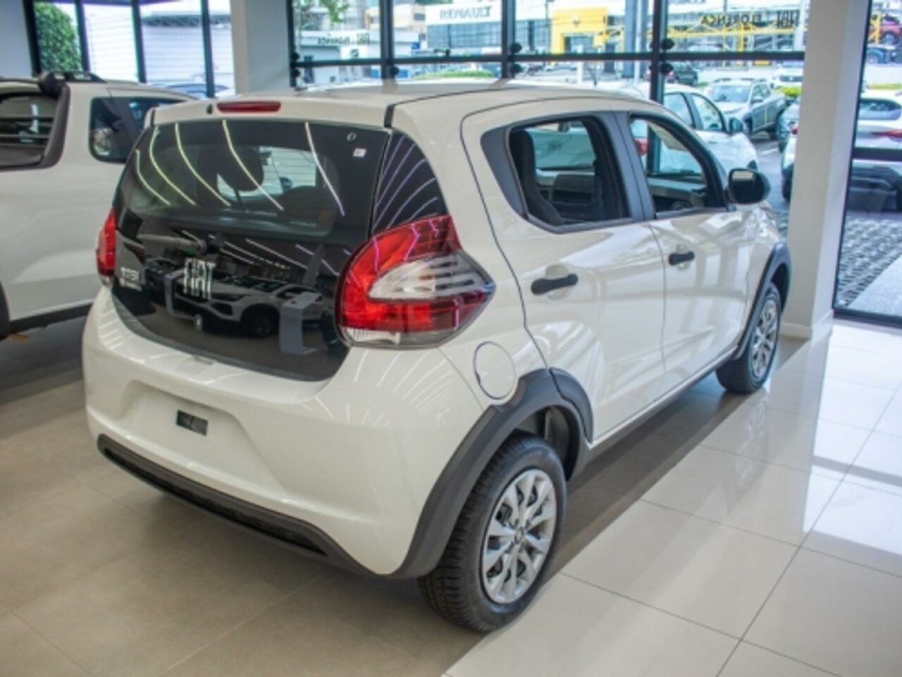 fiat mobi 1.0 evo flex like. manual wmimagem17151734865 Com duas opções de acabamento, o Fiat Mobi é um dos carros mais baratos do mercado nacional. Seus preços de seguro variam entre R$ 2.422,54 e R$ 3.878,47 na Youse Seguros, nos planos básico, médio e completo