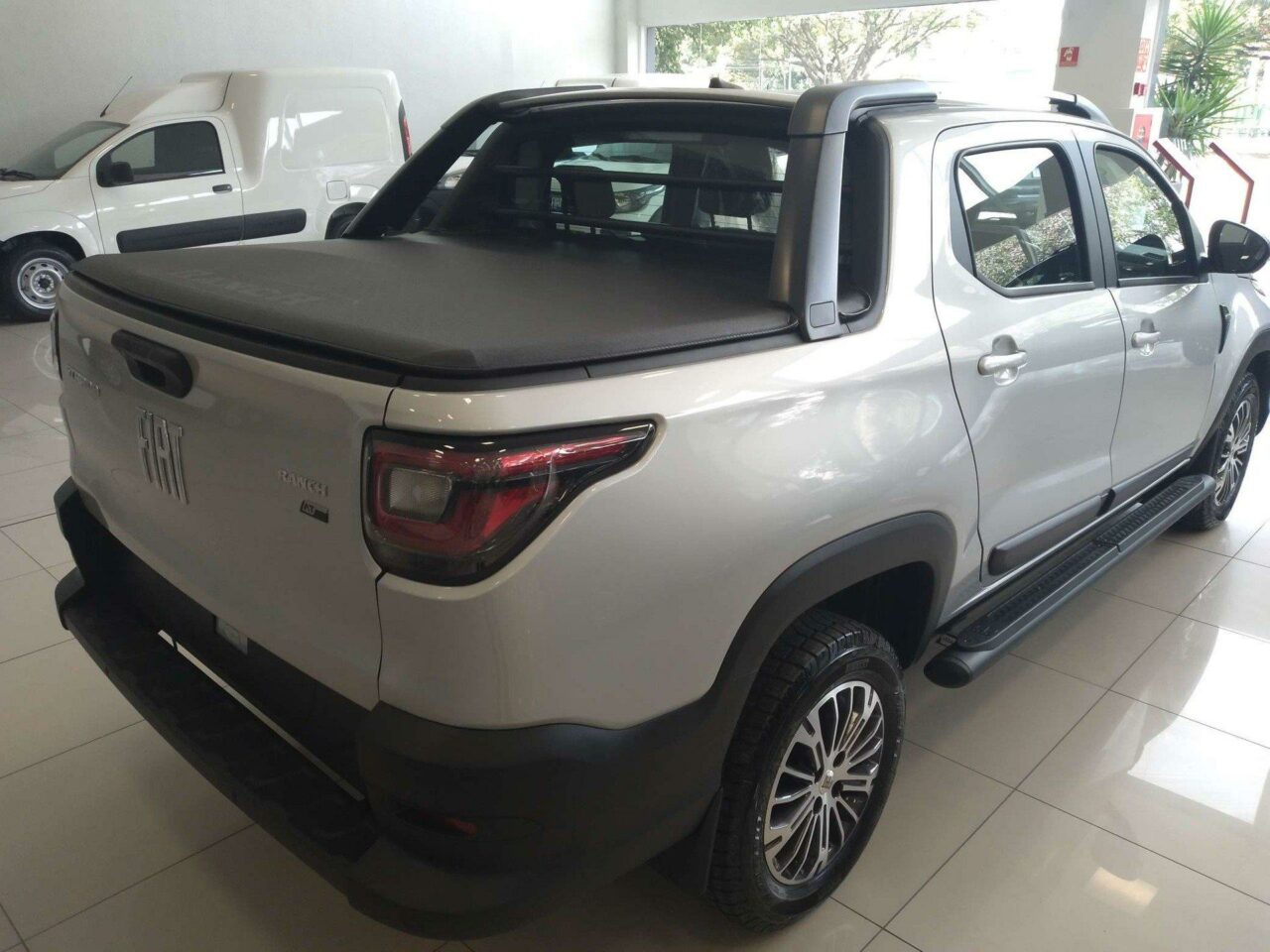 fiat strada 1.3 firefly flex ranch cd cvt wmimagem12474238514 Com o anúncio do Governo Federal sobre as medidas de estímulo à indústria automobilística, a Fiat Strada foi agraciada com cinco versões, com o intuito de beneficiar os veículos fabricados no país com um valor de até R$ 120 mil. Assim, a linha de opções da Strada agora começa a partir de R$ 95.990, especificamente na versão Endurance Cabine Plus. Essas medidas têm como objetivo proteger o setor automobilístico nacional e oferecer aos consumidores uma ampla variedade de escolhas dentro do valor estipulado.