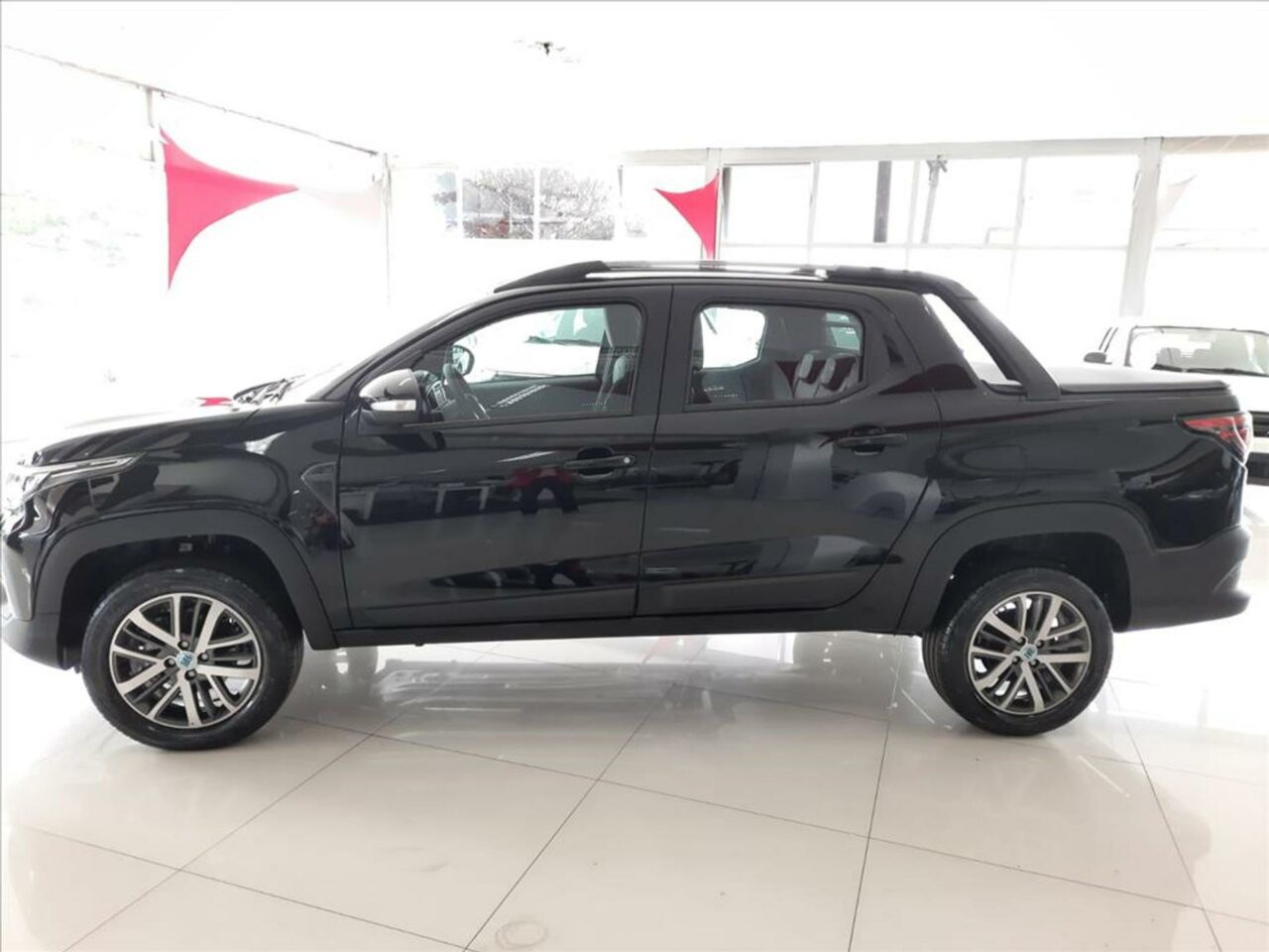 fiat strada 1.3 firefly flex volcano cd cvt wmimagem17305411410 A Fiat Strada Endurance, na cor preto Vulcano, está disponível com uma oferta exclusiva para produtores rurais. A versão não possui opcionais e está sendo oferecida com um desconto de R$ 15.999. Essa campanha é válida até o dia 20/06/2023 ou enquanto durarem os benefícios concedidos pela Medida Provisória nº 1.175, de 5 de junho de 2023, que trata do desconto patrocinado na compra de veículos sustentáveis.