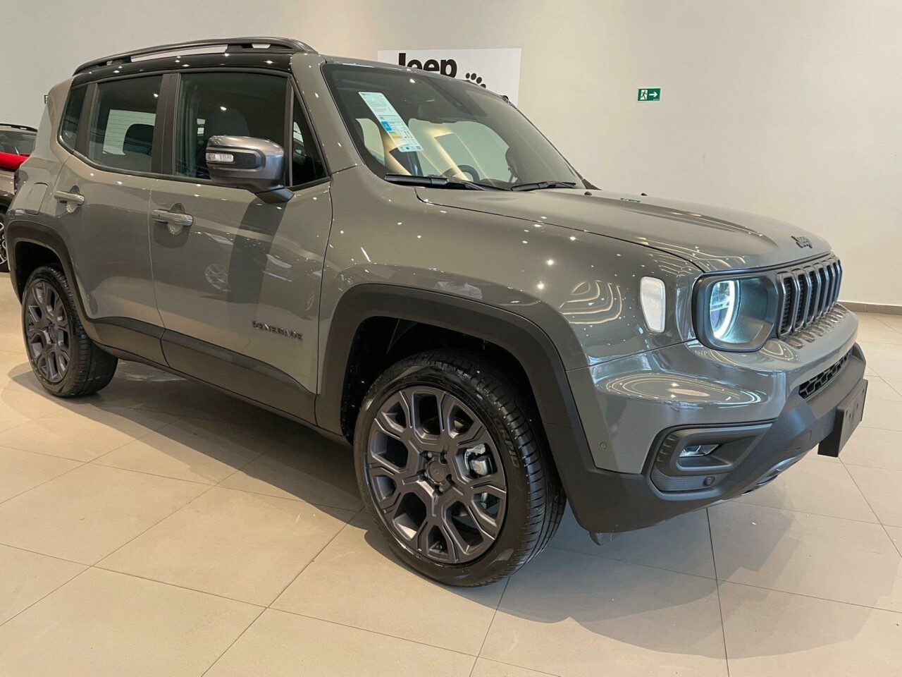 jeep renegade 1.3 t270 turbo flex s 4x4 at9 wmimagem11181516728 O Jeep Renegade 2024 já está disponível para compra nas concessionárias da marca norte-americana. Vale destacar que praticamente não houve alterações em relação ao modelo anterior, além do lançamento da versão de chamada de entrada de 1.3 Turbo, que ocorreu algumas semanas atrás. Além disso, o veículo chega ao mercado sem alterações nos preços e apresenta a estreia de um pacote opcional com acabamento escurecido.