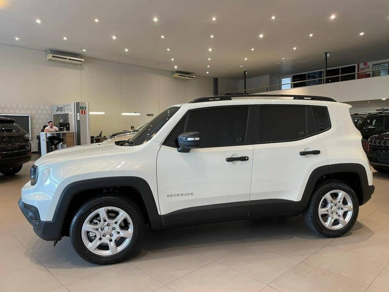 jeep renegade 1.3 t270 turbo flex sport at6 wmimagem14092258898 O SUV possui uma série de equipamentos de série, proporcionando conforto e segurança aos seus ocupantes. O Jeep Renegade tem sido bem recebido pelos consumidores que buscam um SUV compacto com um apelo aventureiro e versátil para uso urbano e off-road