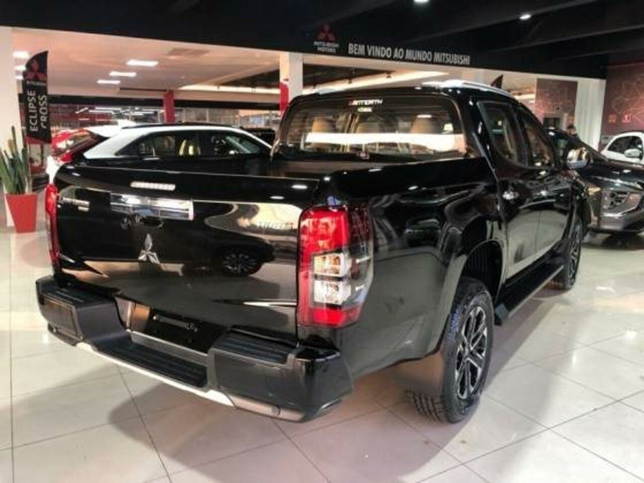 mitsubishi l200 triton 2.4 16v turbo diesel sport hpes cd 4p 4x4 automatico wmimagem13230963946 O Mitsubishi Triton Sport 2024 é um veículo que combina alta tecnologia e conforto, sem comprometer o espaço. Com suas linhas marcantes e imponentes, este modelo possui uma aparência robusta e oferece versatilidade. Independentemente do tipo de terreno, seja terra ou asfalto, esta picape está pronta para enfrentar desafios. Seja para passeios casuais, trabalho árduo ou aventuras off-road, a Triton proporciona a confiança que você busca em uma picape.