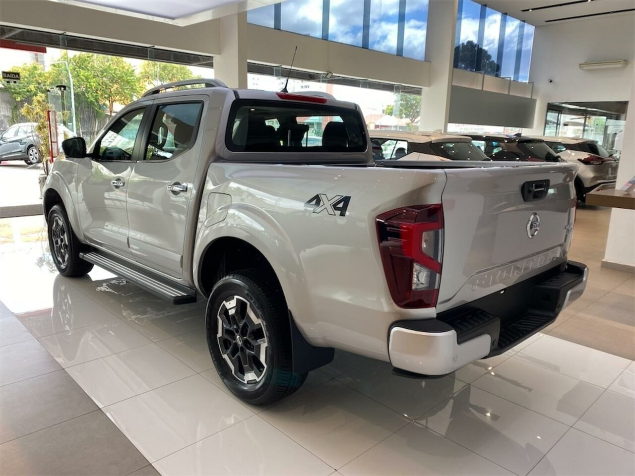 nissan frontier 2.3 16v turbo diesel platinum cd 4x4 automatico wmimagem17533647646 A picape é projetada para atender às necessidades dos motoristas que procuram uma caminhonete resistente, capaz de lidar com uma variedade de terrenos e cargas. Ela possui uma estrutura sólida e uma suspensão que oferece uma boa capacidade de carga e habilidades off-road