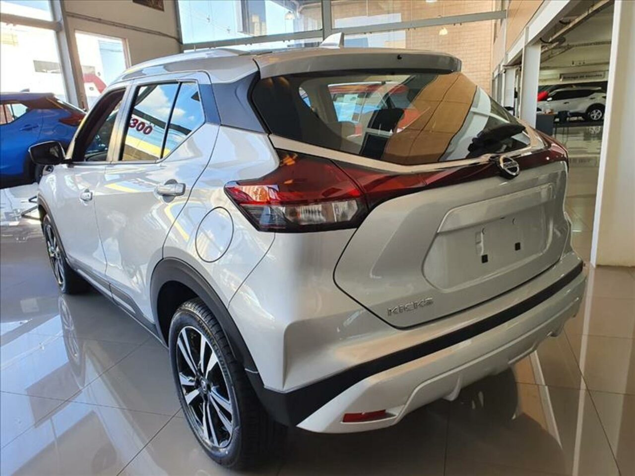 nissan kicks 1.6 16v flexstart sense xtronic wmimagem10302739723 O SUV é equipado com uma série de recursos e acessórios que proporcionam e conforto aos seus usuários. Sua combinação de design atraente, espaço interno, eficiência de combustível e tecnologia tem conquistado os consumidores brasileiros em busca de um crossover compacto confiável