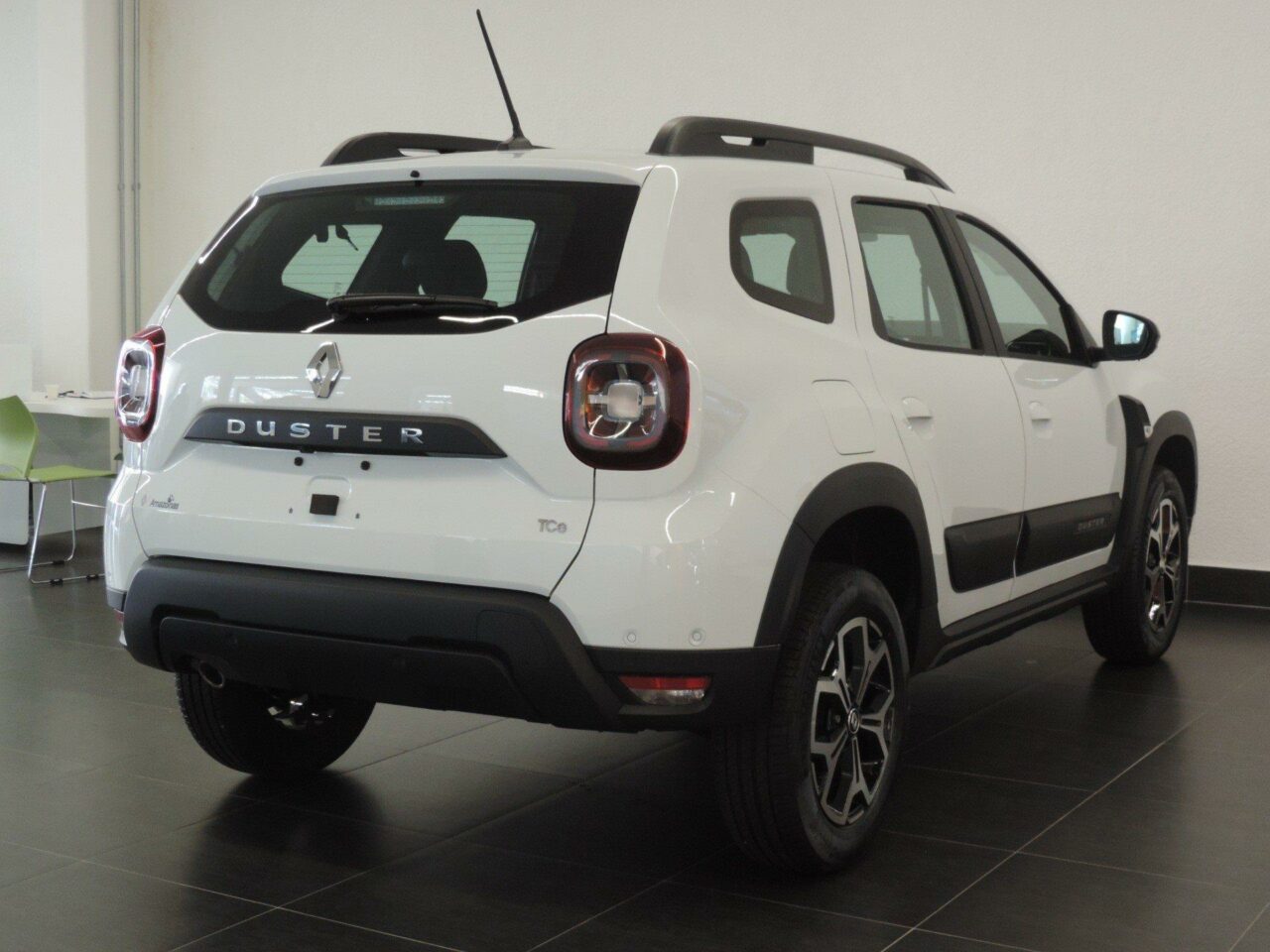 renault duster 1.3 tce flex iconic xtronic wmimagem12205180727 O Renault Duster 2024 já está disponível para compra em todas as concessionárias da marca francesa em todo o país. Apresentando poucas alterações em relação à linha anterior, este SUV oferece duas opções de motorização. As versões de entrada são equipadas com o motor 1.6 SCe de quatro cilindros, capaz de fornecer 118 cv com gasolina e 120 cv com etanol.