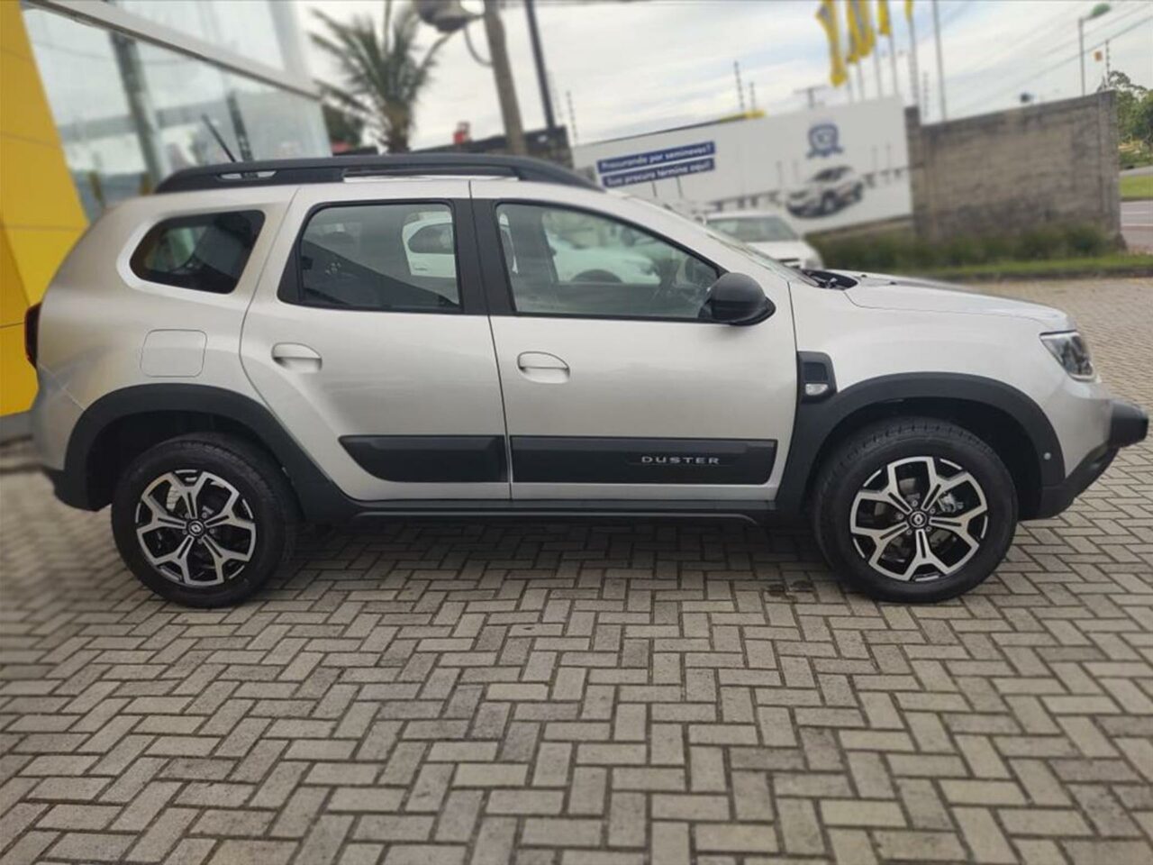 renault duster 1.6 16v sce flex iconic xtronic wmimagem08325095665 O Renault Duster PcD está atualmente disponível para compra nas concessionárias em todo o país. Esse veículo oferece benefícios exclusivos para pessoas com deficiência que desejam comprar um carro sem pagar impostos. Além disso, durante o mês de junho, uma campanha especial com descontos promocionais está em vigor, podendo chegar a até R$ 28.554. Portanto, aqueles que têm interesse em adquirir esse veículo têm a oportunidade de aproveitar as vantagens oferecidas durante esse período.