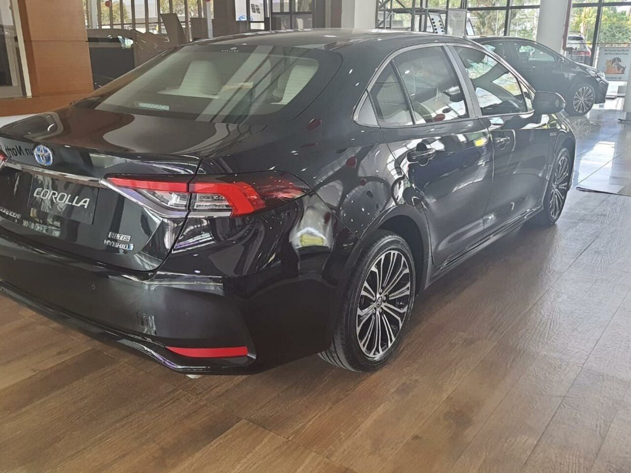 toyota corolla 1.8 vvti hybrid flex altis cvt wmimagem12065962694 Com excelente relação entre custo e benefício, o Toyota Corolla destaca-se como uma das principais escolhas no mercado nacional. Além disso, sua confiança de construída ao longo dos anos é indiscutível. Mesmo sem receber atualizações visuais recentemente, o Corolla continua obtendo ótimos resultados em vendas. Até o dia 22 de junho de 2023, foram comercializadas 2.596 unidades, posicionando-o entre os dez carros mais vendidos neste mês.