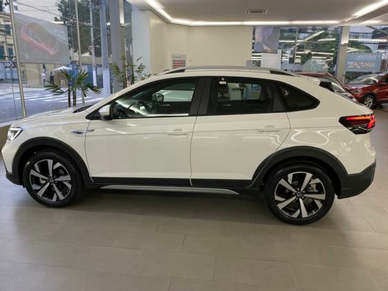 volkswagen nivus 1.0 200 tsi total flex highline automatico wmimagem14170848069 O Volkswagen Nivus, atualmente disponível nas concessionárias da marca alemã em todo o país, apresenta diversos pontos positivos que merecem destaque. Em primeiro lugar, seu visual é indiscutivelmente atraente e agradável aos olhos.