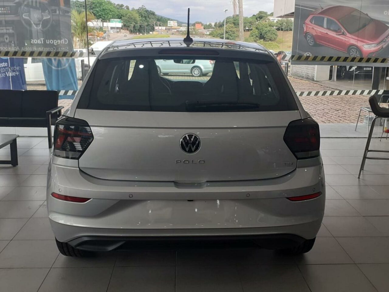 volkswagen polo 1.0 170 tsi highline automatico wmimagem10270529623 O Volkswagen Polo está se estabelecendo firmemente no mercado brasileiro. No mês de maio, ele alcançou a posição de carro mais vendido no país, superando os populares Onix e HB20, que têm sido os líderes nesse segmento. O hatch da marca alemã passou por uma atualização no ano passado, que incluiu melhorias no design e na motorização do veículo, com destaque para a adição do motor 170 TSI ao catálogo.