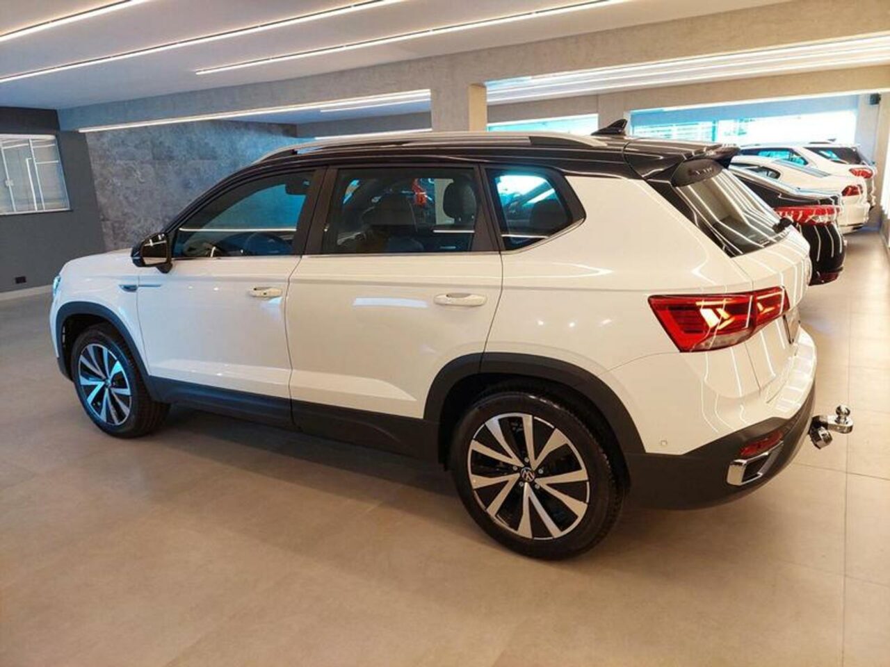 volkswagen taos 1.4 250 tsi total flex highline automatico wmimagem08581725074 Ele se destaca dos concorrentes principalmente devido ao seu amplo espaço interno, que é indiscutivelmente o melhor da categoria. Além disso, o carro apresenta um acabamento de alta qualidade, com revestimentos bem-feitos e peças perfeitamente encaixadas. O desempenho e o prazer ao dirigir também são pontos fortes deste veículo