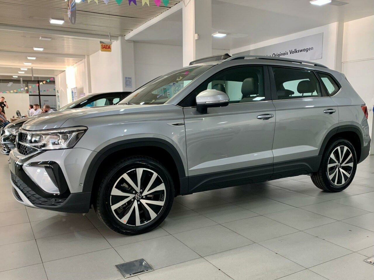 volkswagen taos 1.4 250 tsi total flex highline automatico wmimagem11224183117 Durante o mês de junho, o Volkswagen Taos está disponível em várias categorias de vendas diretas, oferecendo descontos que podem chegar a incríveis R$ 47.177,60. Vamos começar falando sobre os taxistas, que têm a oportunidade de aproveitar essa promoção especial. No entanto, é importante destacar que essa oferta exclusiva destina-se somente aos taxistas que possuem isenção de ICMS e IPI por meio da modalidade de venda direta.