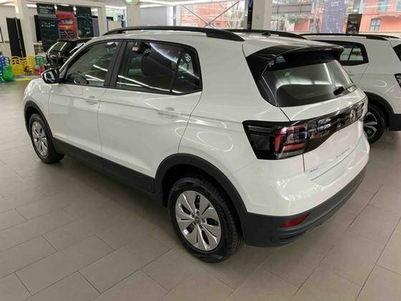 volkswagen tcross 1.0 200 tsi total flex sense automatico wmimagem10271847414 O Volkswagen T-Cross PcD 2024 está atualmente disponível em três opções de acabamento exclusivas para vendas diretas destinadas a pessoas com deficiência (PcD), desde que atendam aos critérios para obter isenção de impostos na aquisição de veículos. A montadora divulgou uma tabela de preços para o mês de junho, oferecendo descontos notáveis ​​que podem chegar a um valor impressionante de R$ 33.615.