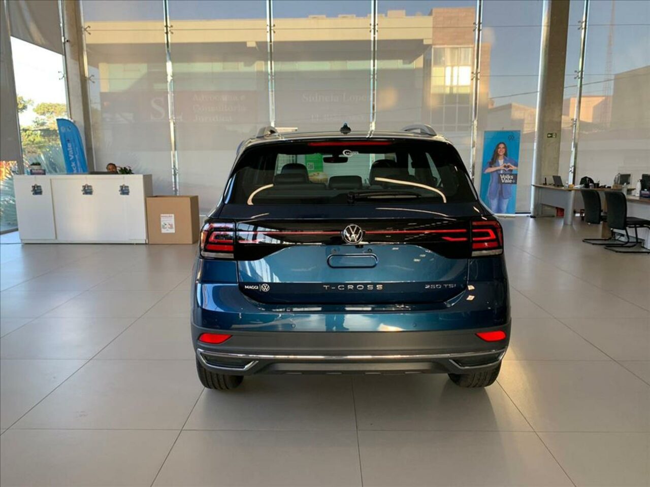 volkswagen tcross 1.4 250 tsi total flex highline automatico wmimagem1034101093 O Volkswagen T-Cross 2024 já está disponível para compra nas concessionárias da marca alemã em todo o país. Embora não tenha sofrido alterações visuais, há rumores de uma possível atualização no design desse SUV. No entanto, é importante destacar que o veículo possui um preço elevado.