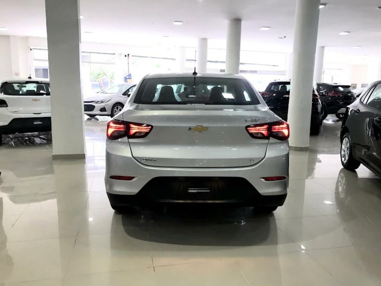 chevrolet onix 1.0 turbo flex plus lt automatico wmimagem16315930162 O sedã se sobressai no mercado pela sua excepcional relação custo-benefício na sua categoria, oferecendo muitos recursos padrão a um preço atraente, o que o torna uma opção vantajosa. Além disso, o Onix Plus com essas características atendem às necessidades específicas desse público, garantindo uma experiência de condução agradável e confiável