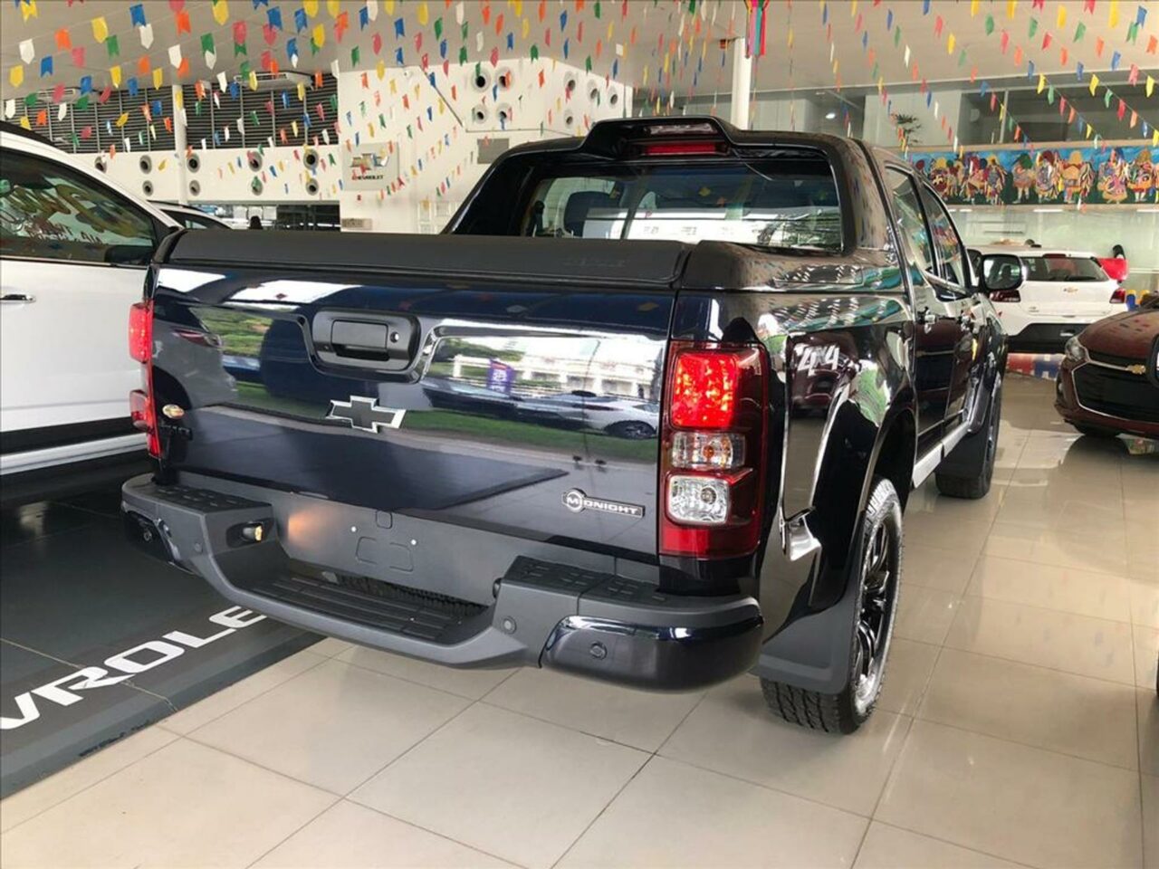 chevrolet s10 2.8 16v turbo diesel midnight cd 4x4 automatico wmimagem18251407635 A picape foi projetada para atender às necessidades de transporte de carga e proporcionar um desempenho confiável tanto em estradas pavimentadas quanto em terrenos off-road. Ela é conhecida por sua robustez, versatilidade e capacidade de carga