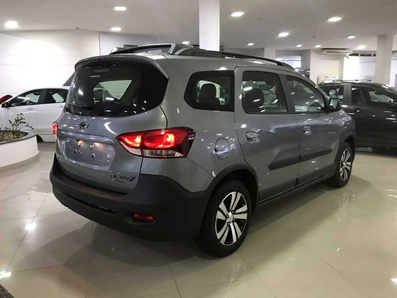 chevrolet spin 1.8 activ7 8v flex 4p automatico wmimagem14594397714 É uma minivan compacta que atende às necessidades de quem procura um veículo espaçoso, confortável e versátil para transportar pessoas e carga. A Spin se destaca por seu design funcional e utilitário. Ela apresenta linhas retas e uma carroceria alta, o que contribui para uma sensação de espaço e também para uma melhor visibilidade dos ocupantes