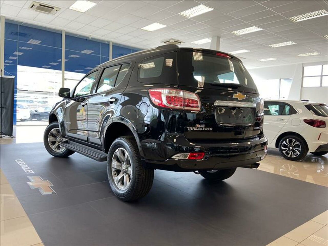 chevrolet trailblazer 2.8 premier 4x4 16v turbo diesel 4p automatico wmimagem09284326643 O SUV é um veículo equipado com uma série de recursos tecnológicos e comodidades para tornar sua experiência de condução mais confortável e prazerosa. O Chevrolet Trailblazer pode acomodar até 7 pessoas, oferecendo muito espaço interno para todos