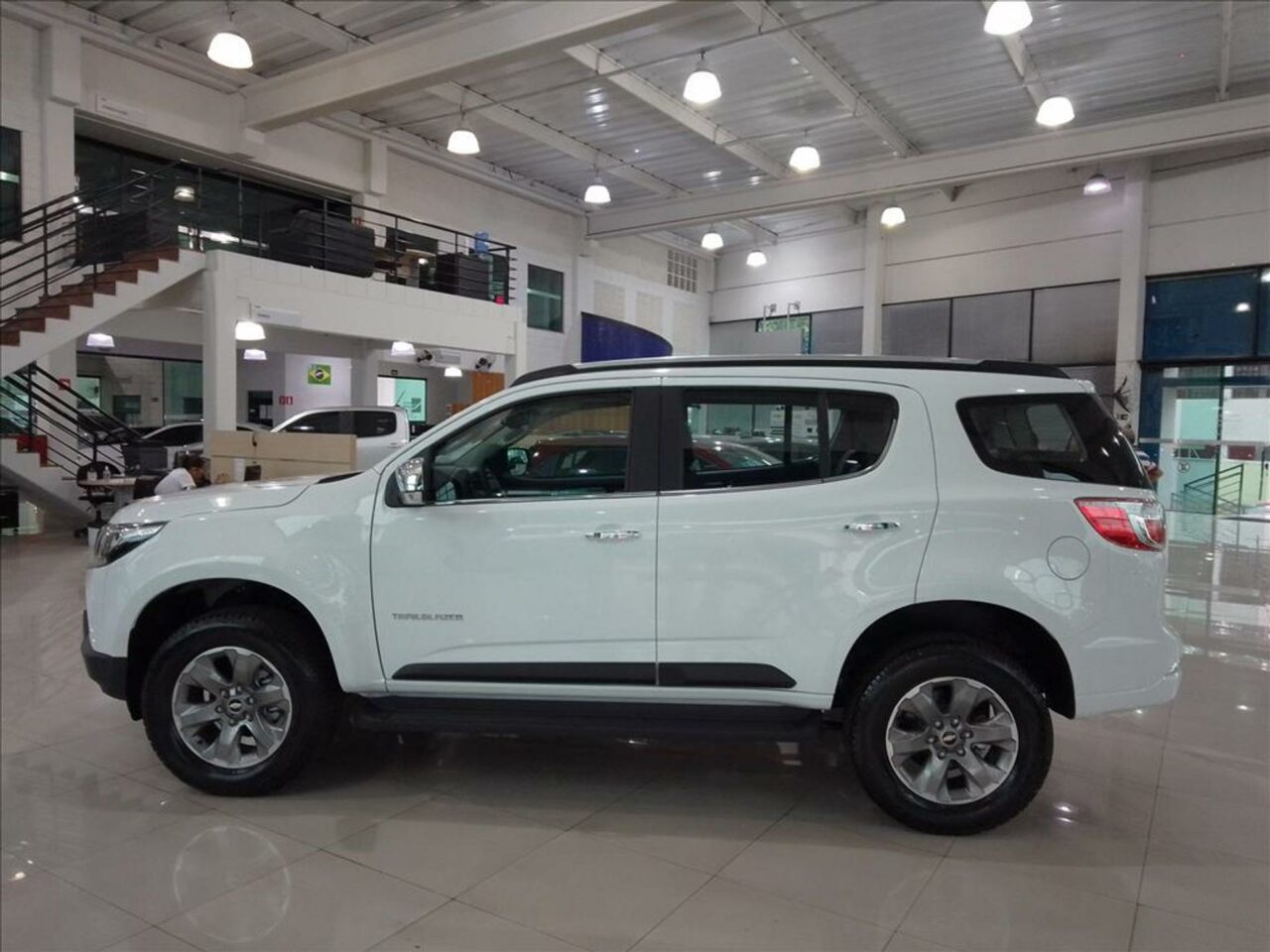 chevrolet trailblazer 2.8 premier 4x4 16v turbo diesel 4p automatico wmimagem14195096977 É uma escolha popular para aqueles que buscam um SUV versátil e confiável. Ele oferece um bom espaço interno, recursos tecnológicos modernos e capacidade de lidar com diferentes condições de estrada