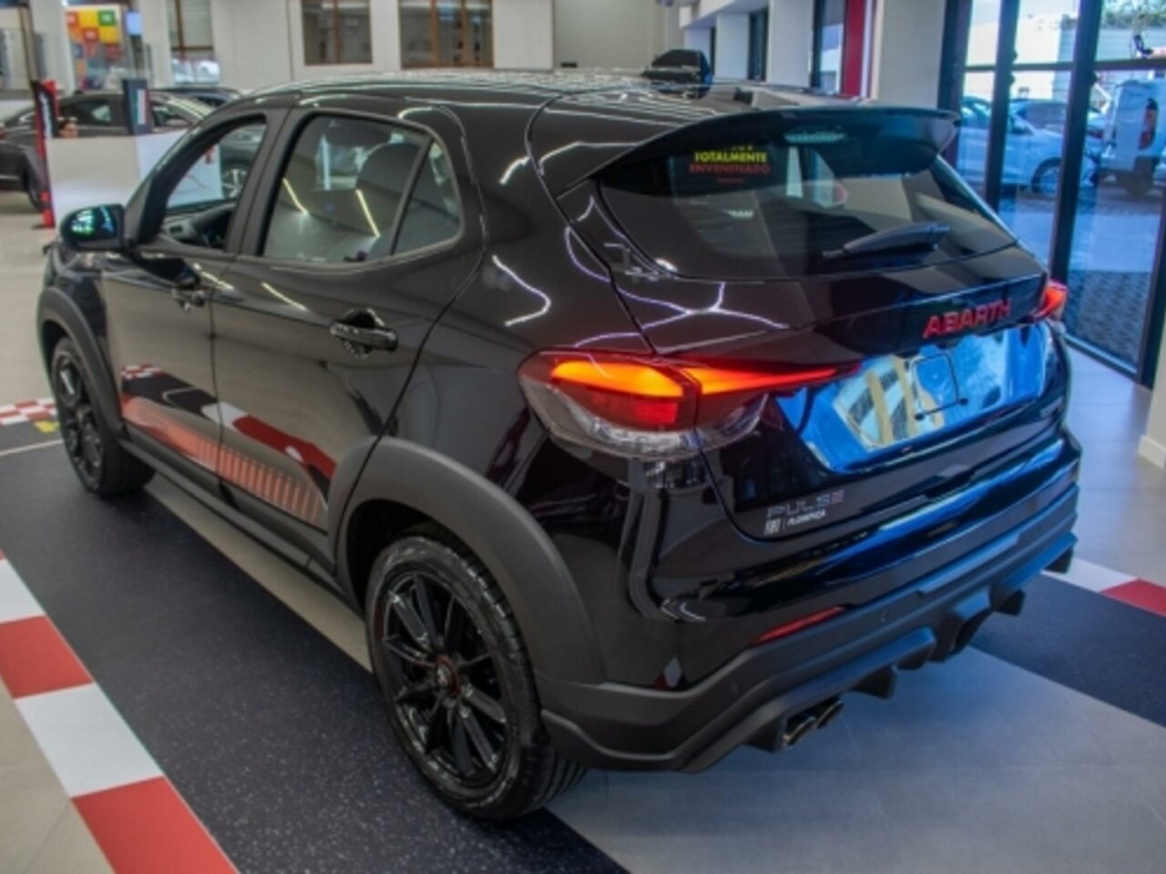 fiat pulse 1.3 turbo 270 flex abarth at6 wmimagem16012658998 A versão esportiva apresenta um aspecto único em comparação com as outras versões, bem como uma motorização distinta. Todos os elementos, que são dinâmicos, tecnológicos e de design, foram cuidadosamente criados por entusiastas genuínos da esportividade, demonstrando uma atenção meticulosa aos detalhes.