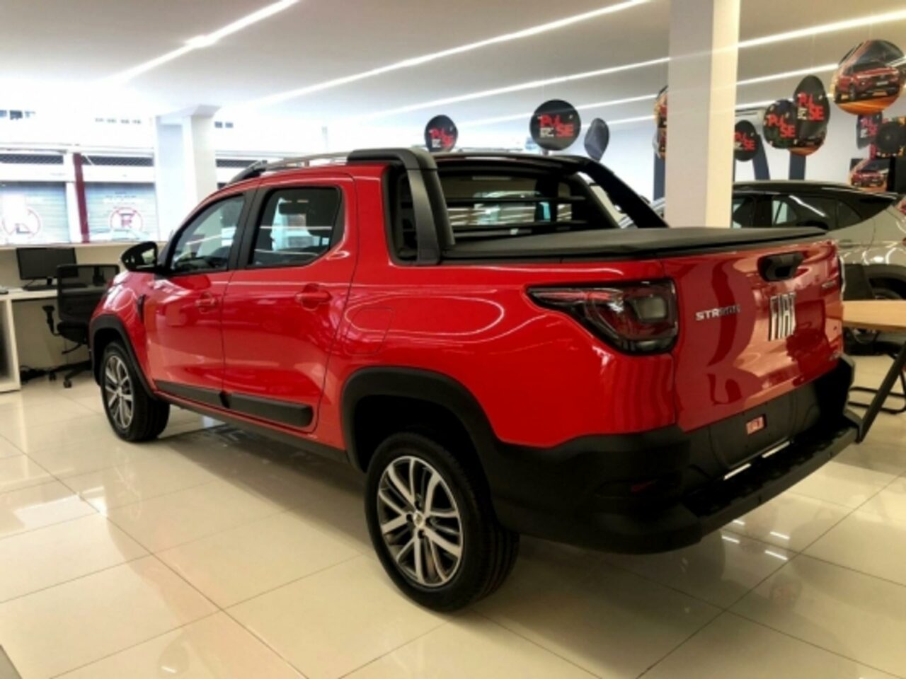 fiat strada 1.3 firefly flex volcano cd cvt wmimagem17004991990 É uma picape compacta versátil e popular que conquistou os consumidores com sua funcionalidade, tamanho prático e eficiência em cenários urbanos e rurais. Está versão é ideal para fins comerciais, tanto para empresas como para produtor rural, com um conjunto motriz bem resistente e amplamente conhecido