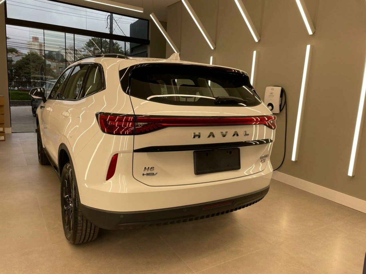 gwm haval h6 1.5 hev premium etraction wmimagem23052856222 É um SUV chinês que possui uma combinação de recursos modernos, desempenho confiável e preço acessível. O GWM Haval possui diferentes versões, ele oferece potência e torque muito acima do que estamos acostumados a ver nesse segmento