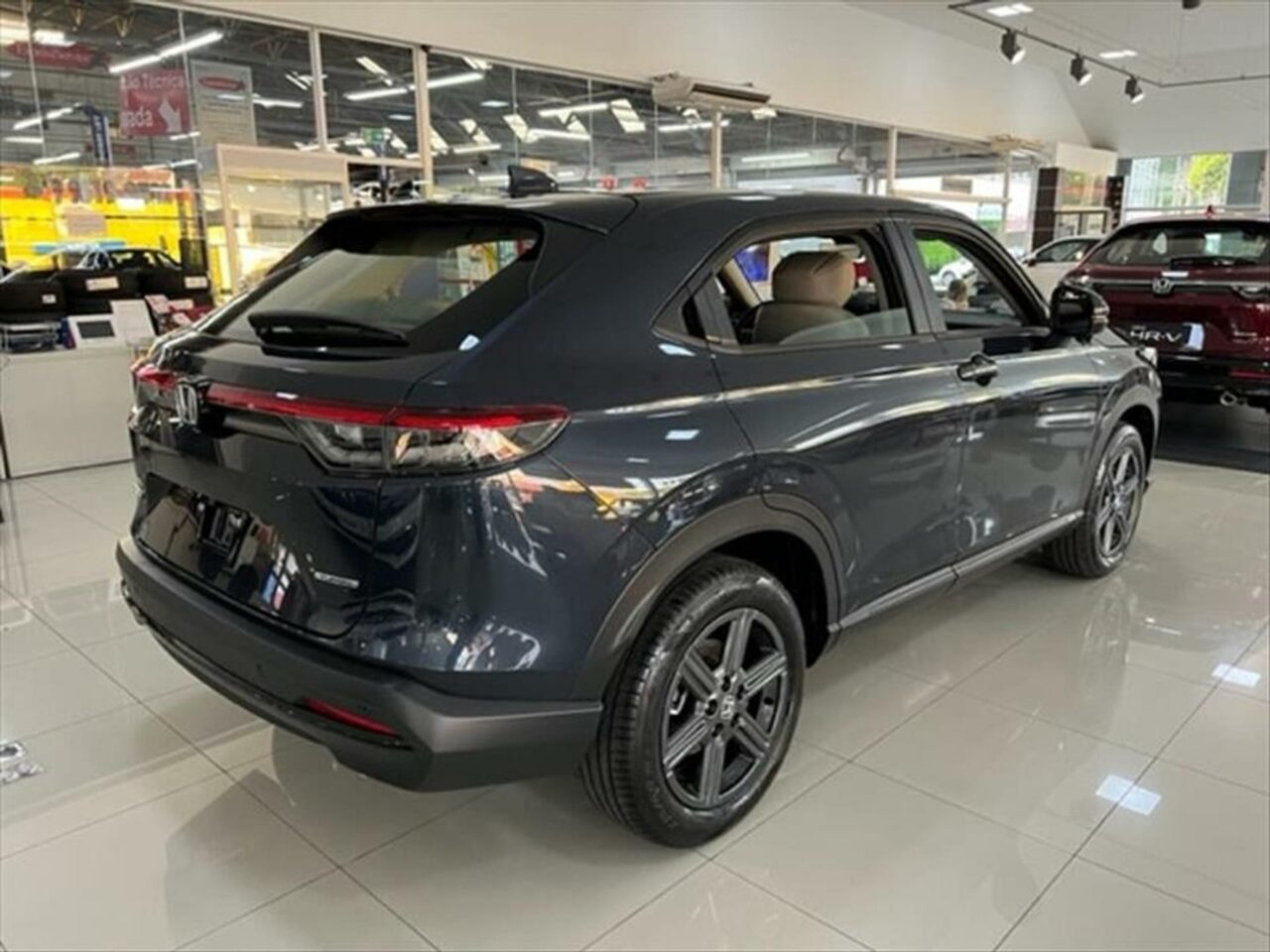 honda hrv 1.5 di ivtec turbo flex advance cvt wmimagem15261681551 O SUV está disponível em várias versões, todas elas equipadas com uma ampla gama de recursos. Desde os modelos de entrada, o veículo oferece uma série de comodidades, juntamente com tecnologias avançadas