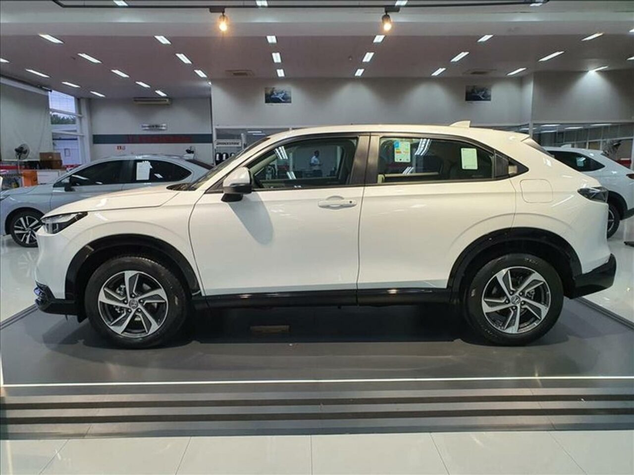 honda hrv 1.5 di ivtec turbo flex touring cvt wmimagem13574806060 O SUV impressiona não apenas pelo seu design renovado, mas também pela sua qualidade e inovação, fazendo com que se destaque entre os demais SUVs disponíveis no mercado.