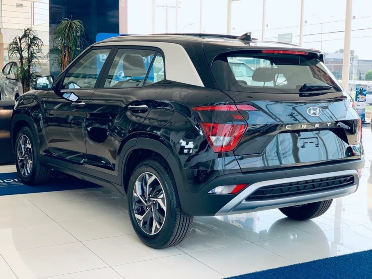 hyundai creta 1.0 tgdi flex platinum automatico wmimagem11380733880 O veículo foi cuidadosamente projetado para atender às necessidades de um público que busca por um SUV compacto que seja tanto versátil quanto atraente. Além disso, o veículo oferece três opções distintas de motorização, proporcionando uma excelente relação custo-benefício