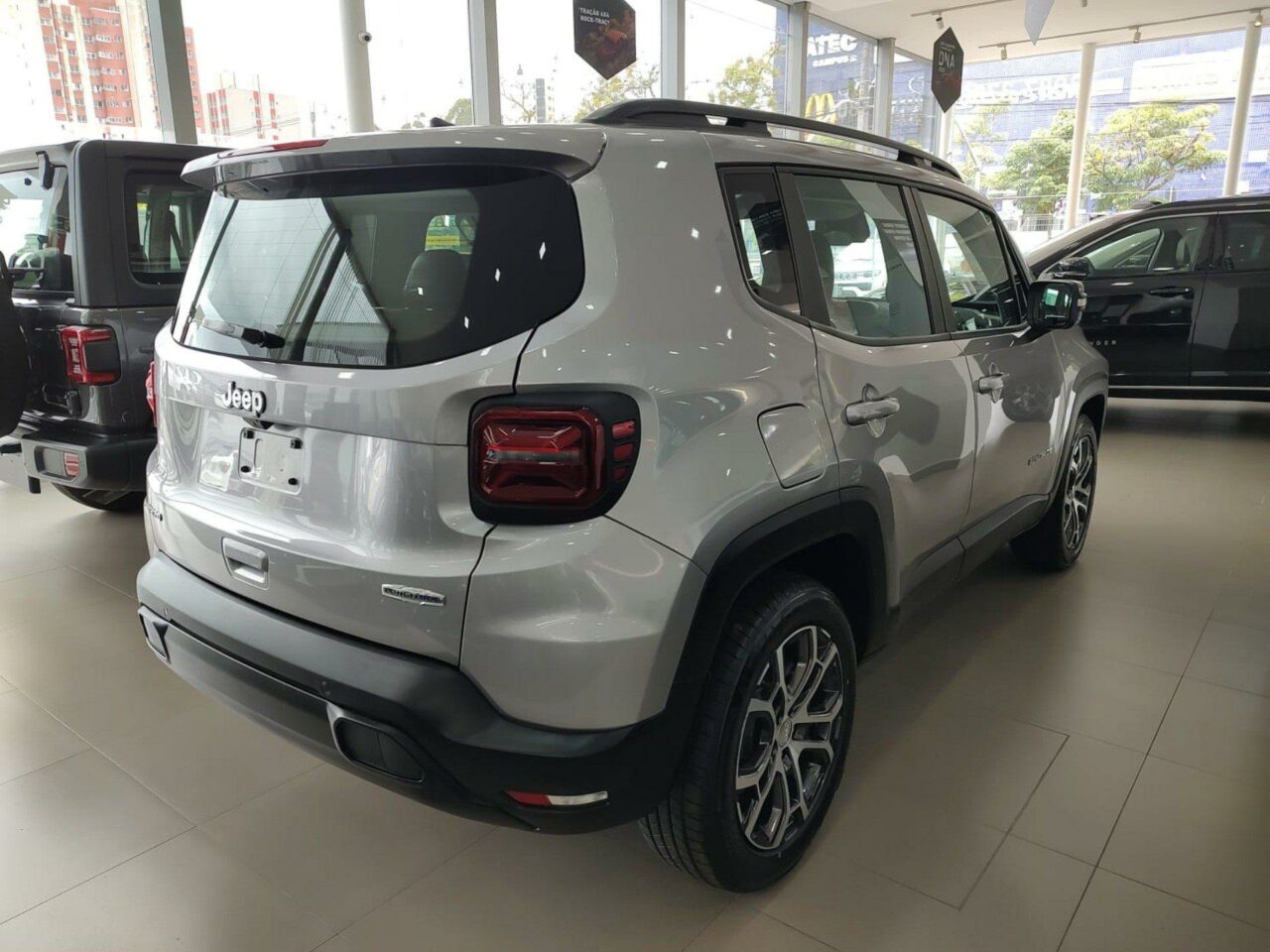 jeep renegade 1.3 t270 turbo flex longitude at6 wmimagem15121393730 O utilitário esportivo é muito procurado entre os compradores que procuram um SUV compacto com uma mistura de estilo urbano e recursos off-road. Sua posição elevada de condução, aparência distinta e a capacidade de lidar com diferentes condições de terreno criaram para sua popularidade