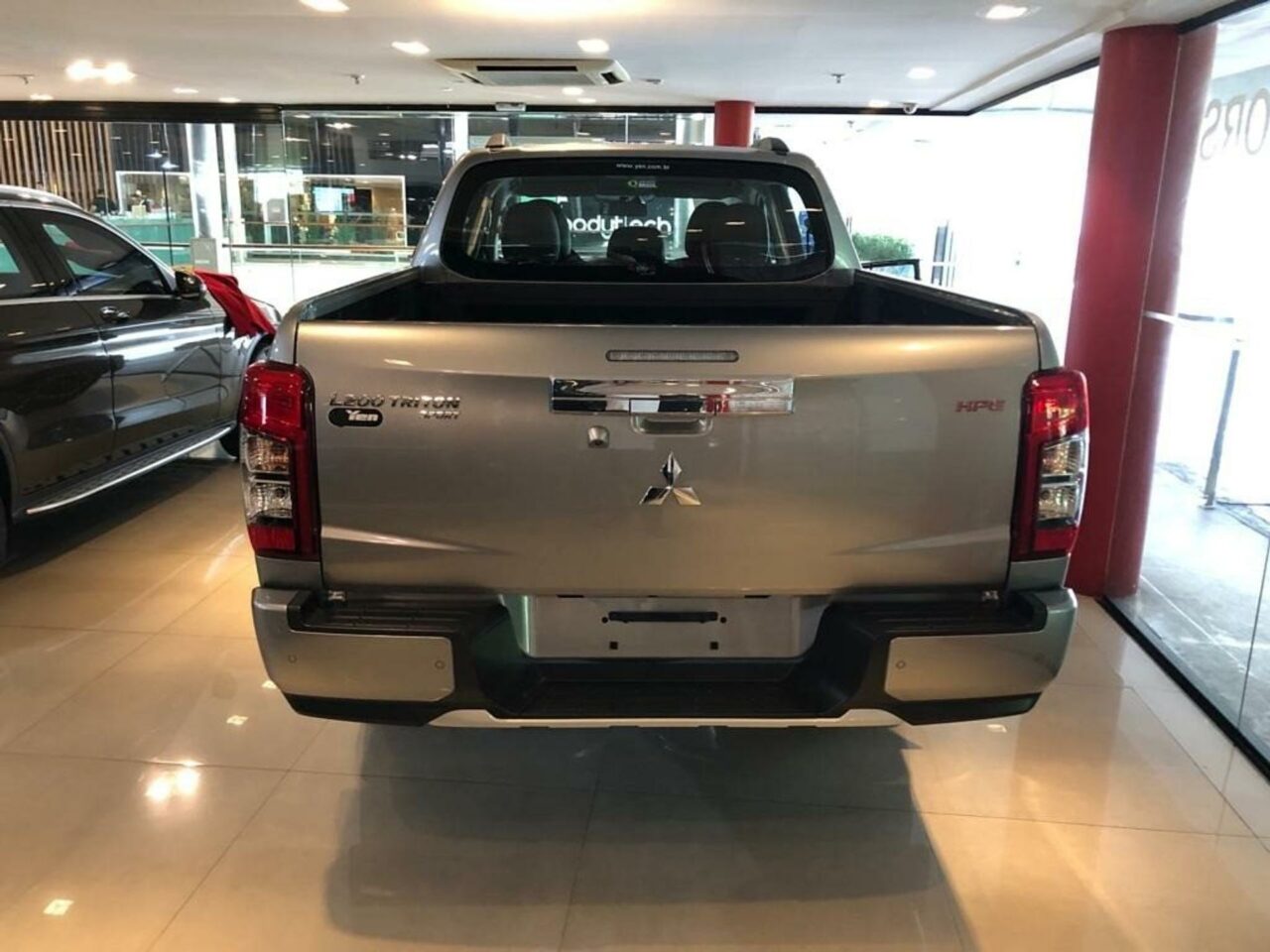 mitsubishi l200 triton 2.4 16v turbo diesel sport hpe cd 4p 4x4 automatico wmimagem14301999816 É uma picape média confiável, robusta e equipada, adequada tanto para o uso diário quanto para aventuras off-road. Com sua confiança de durabilidade e capacidade de carga, é uma escolha popular entre os entusiastas de caminhonetes