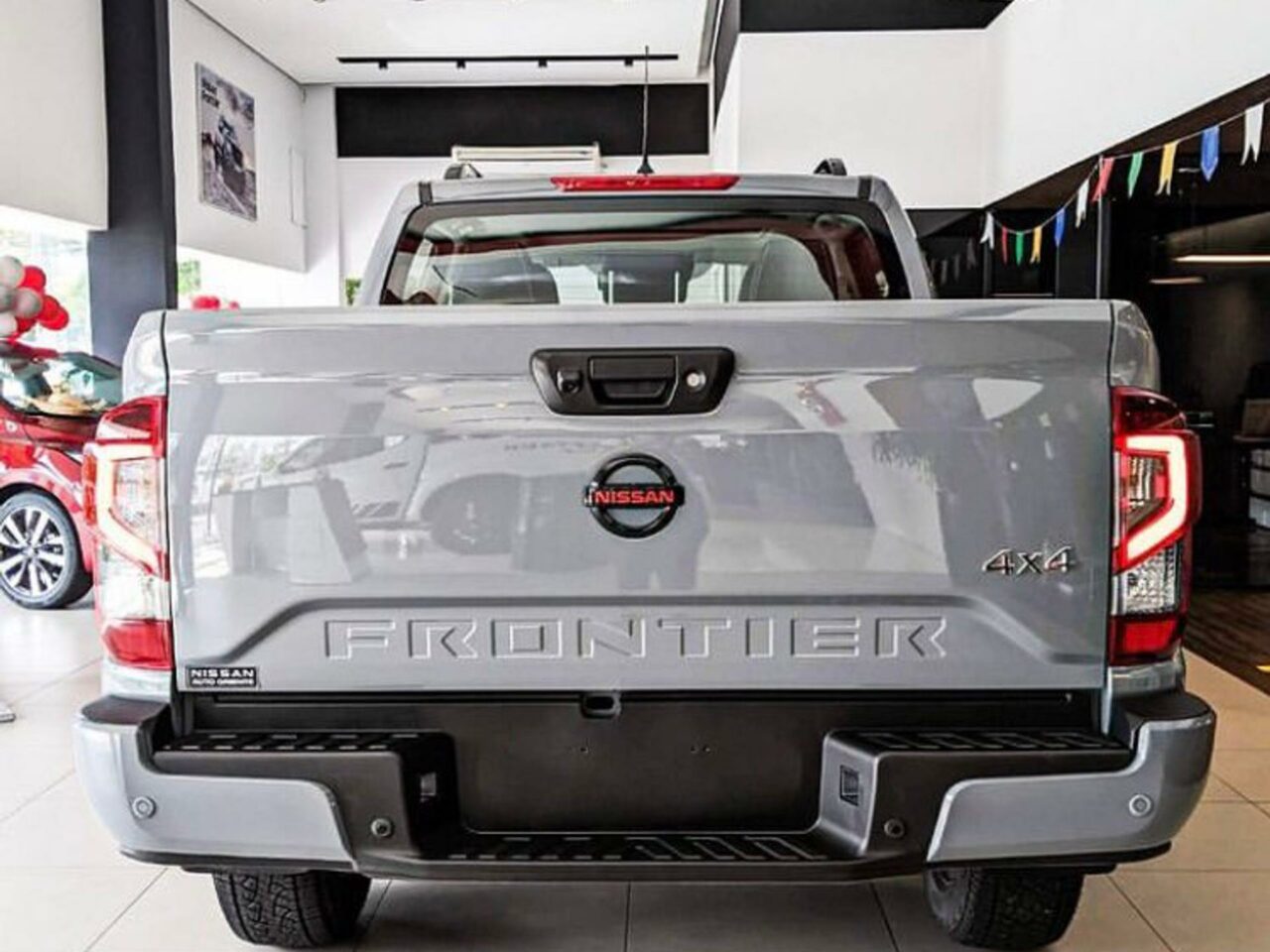 nissan frontier 2.3 16v turbo diesel pro4x cd 4x4 automatico wmimagem09304762570 Toda a empresa ou produtor rural que tem interesse em comprar uma picape ou renovar a sua frota, a versão XE da Frontier é um boa opção. A caminhonete está equipado com diversos recursos que visam proporcionar uma experiência melhorada ao condutor e passageiros