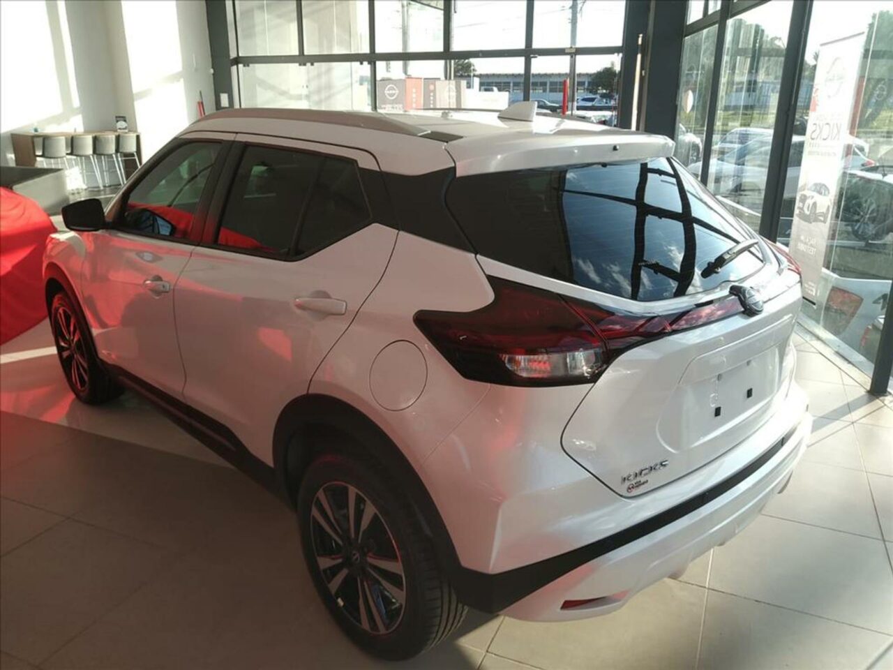 nissan kicks 1.6 16v flexstart advance xtronic wmimagem09564975197 O SUV tem sido bem recebido pelo mercado automobilístico, graças a combinação de design atraente, recursos tecnológicos, eficiência e preço acessível fazem dele uma opção competitiva no segmento de crossovers compactos