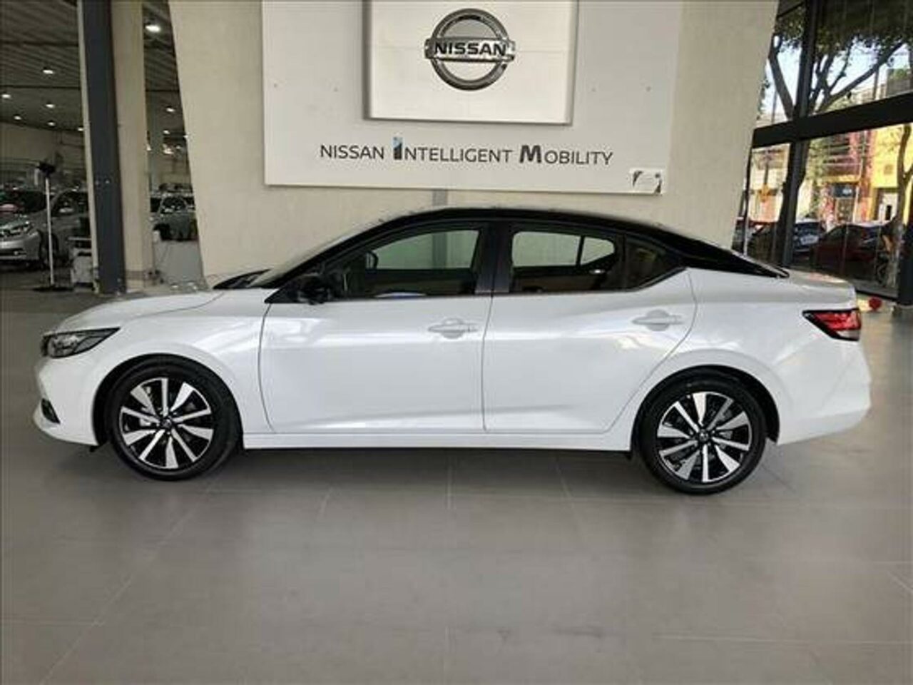 nissan sentra 2.0 16v gasolina exclusive xtronic wmimagem15150153512 É um sedã confiável, visual bonito e confortável, que oferece um bom custo-benefício para os consumidores. É uma opção popular para pessoas que procuram um carro prático e econômico, sem comprometer o conforto e o estilo