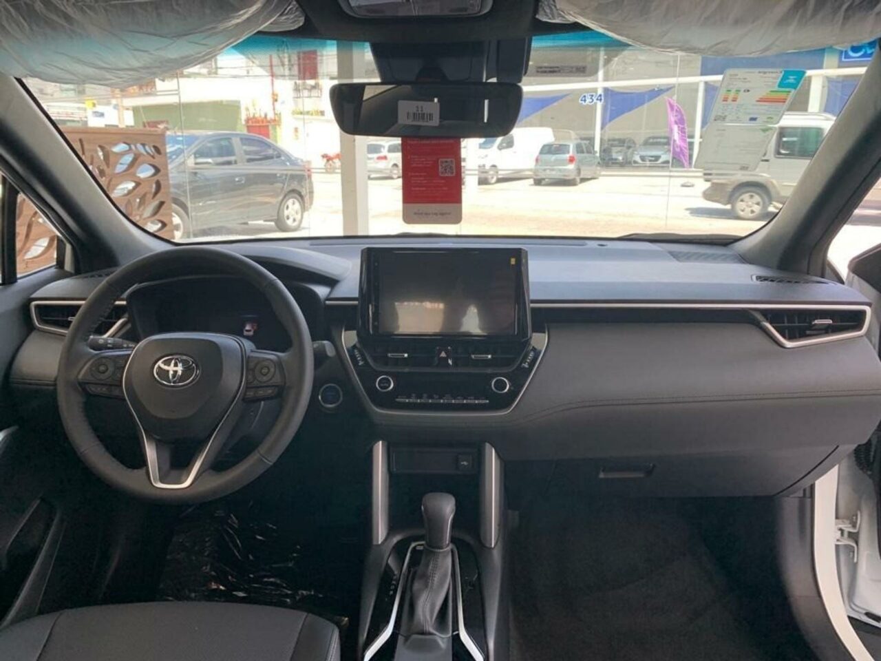 toyota corolla cross 1.8 vvti hybrid flex xrx cvt wmimagem13031322729 O SUV tem sido bem recebido pelo público desde o seu lançamento, especialmente por aqueles que buscam um veículo espaçoso, versátil e confiável. Com seu design atraente, desempenho eficiente e recursos tecnológicos, o Corolla Cross se tornou uma opção popular no segmento de crossovers compactos