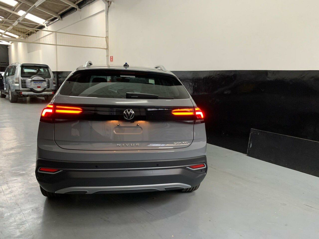 volkswagen nivus 1.0 200 tsi total flex highline automatico wmimagem12514409110 O SUV Nivus foi muito bem recebido no mercado automotivo nacional, graças ao seu visual atraente e conjunto de recursos tecnológicos. O design do Nivus é marcado por linhas modernas e esportivas, destacando-se especialmente por sua traseira inclinada, que confere um aspecto de cupê ao veículo