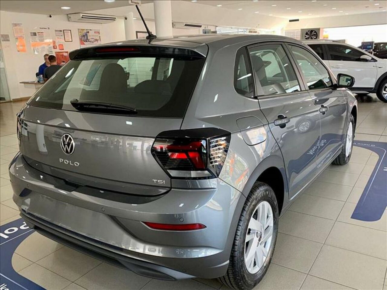 volkswagen polo 1.0 170 tsi manual wmimagem10392546775 É um automóvel compacto conhecido por sua confiabilidade, eficiência e design atraente. Com uma história de sucesso e evolução contínua, o Polo continua sendo uma escolha popular entre os consumidores