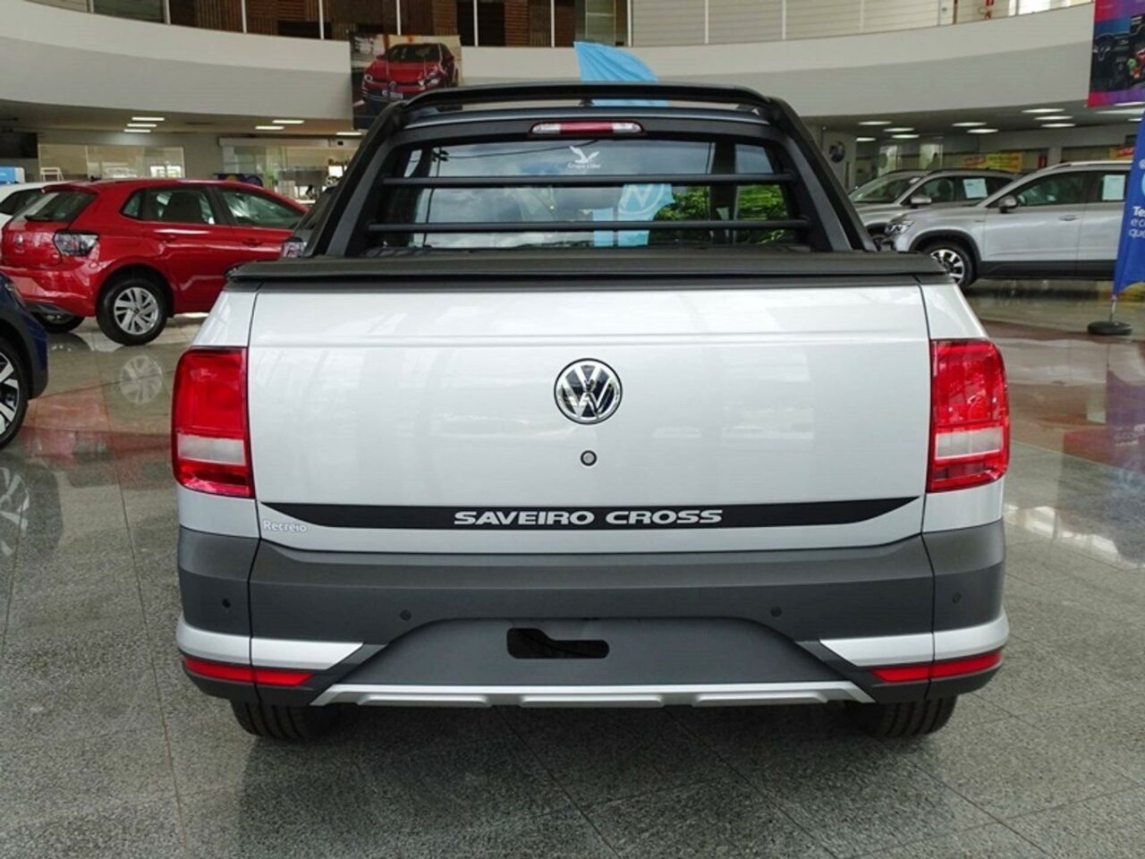 volkswagen saveiro 1.6 cross cd 16v flex 2p manual wmimagem23545953937 A picape é um veículo repleto de recursos e comodidades para tornar a sua experiência de condução ainda mais agradável. A Volkswagen Saveiro é uma picape confiável e resistente, projetada para atender às necessidades dos agricultores e empresas