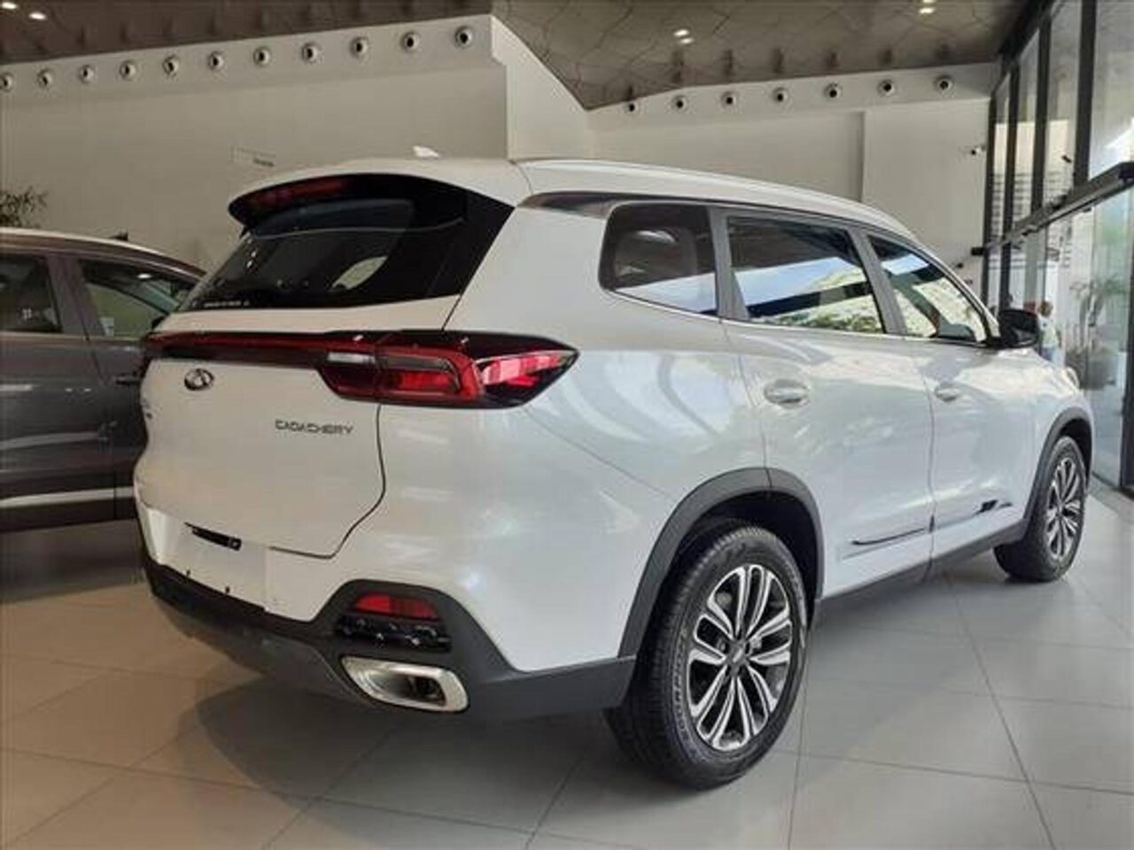 caoa chery tiggo 8 1.6 tgdi gasolina txs max drive dct wmimagem16373385027 O SUV de sete lugares, oferece uma gama abrangente de características modernas, conectividade, conforto e segurança para uma experiência de condução completa e agradável